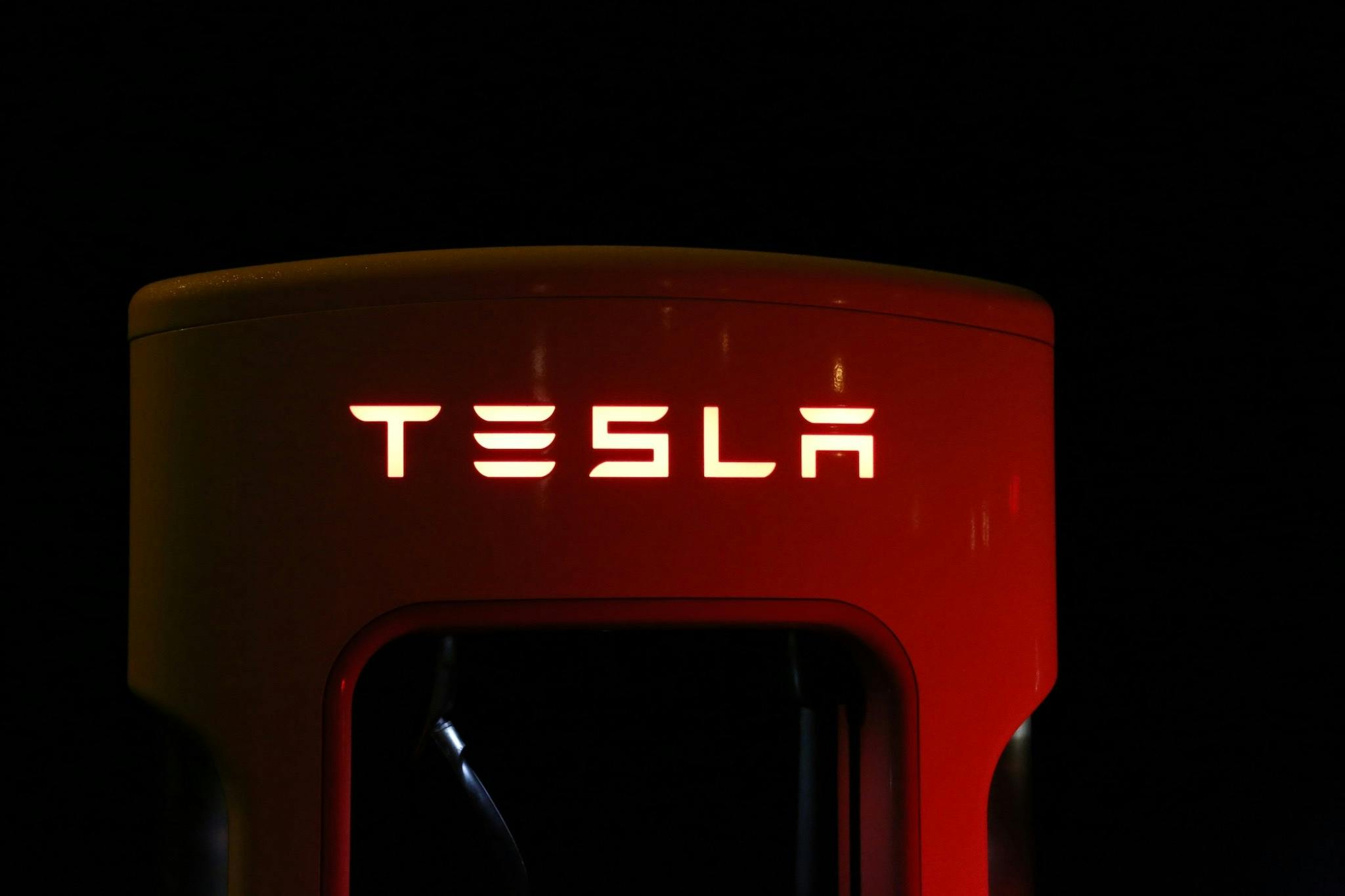 Elektrikli Araçlar vs Hibrit: Hangisi Gerçekten Daha Ekonomik? (2025 Verileriyle)